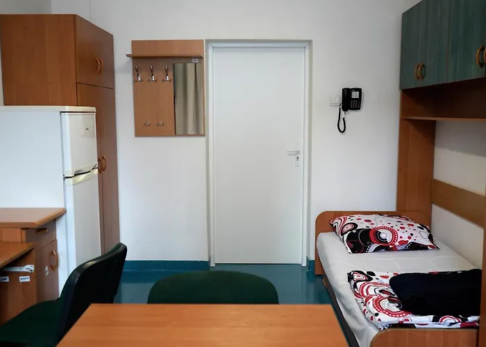 Dom Studencki Centaur Хостел *